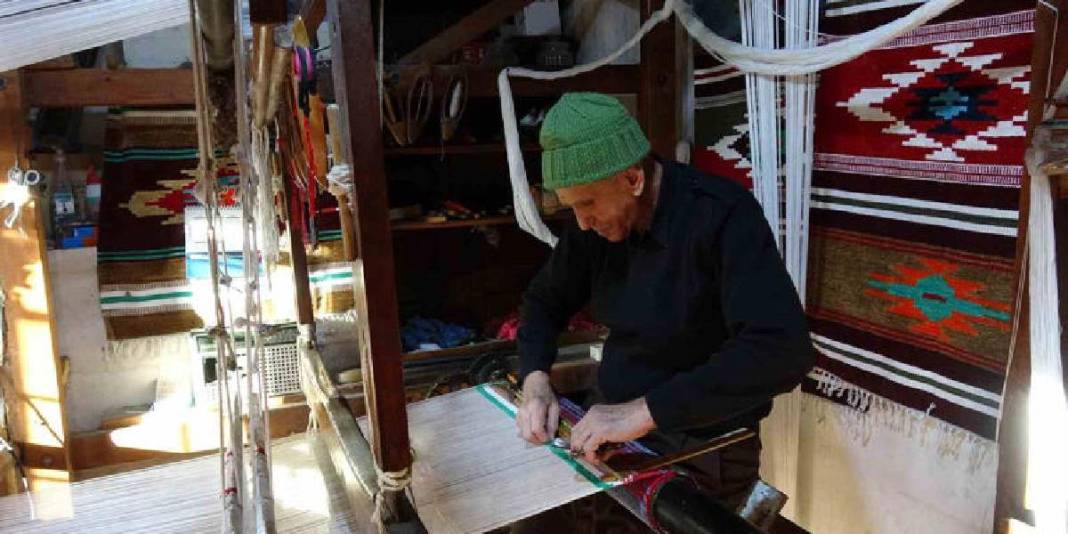 Geleneği yaşatmak için 80 yılını verdi: Özenle tek tek dokuyor 5